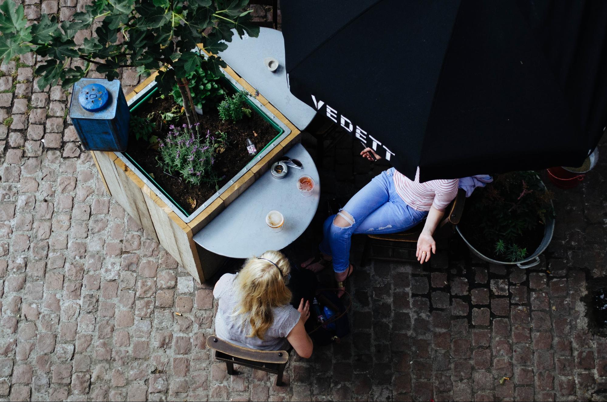 Women at a cafe 