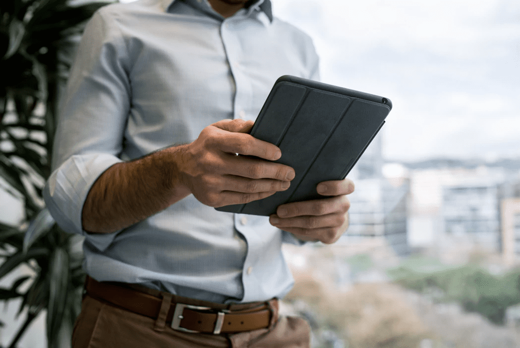 Manager reading information for an employee's mid-year review