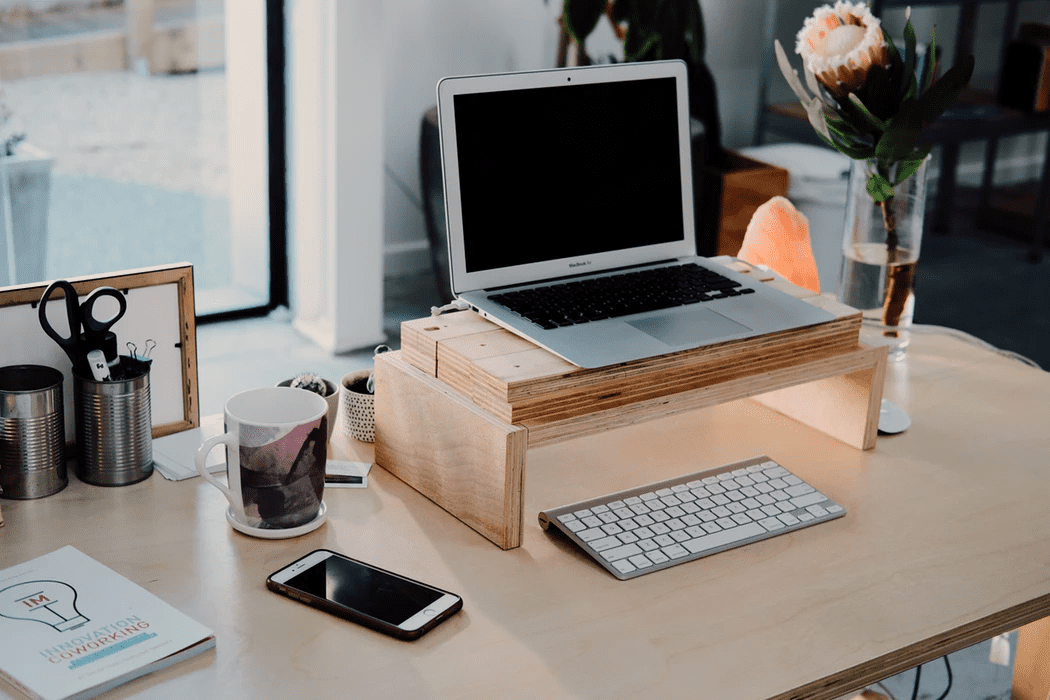 Work station with computer