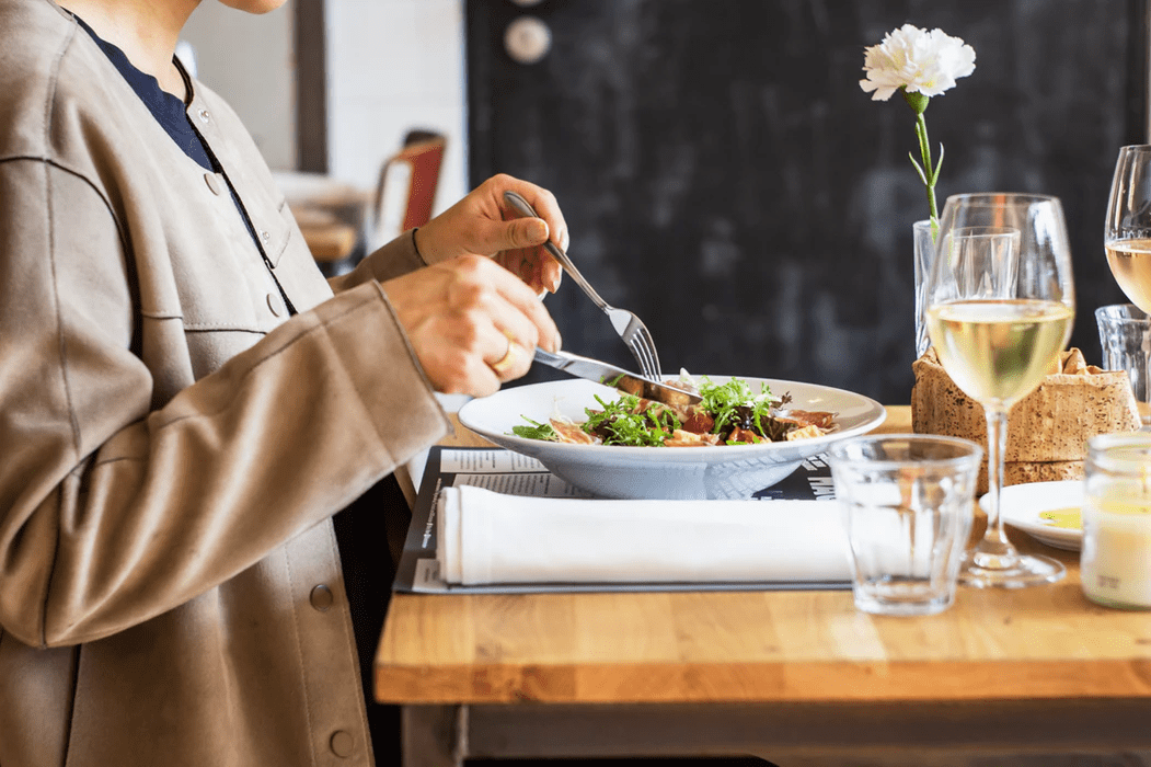 De klant dineert in een restaurant als voorbeeld van Front Of House (FOH)