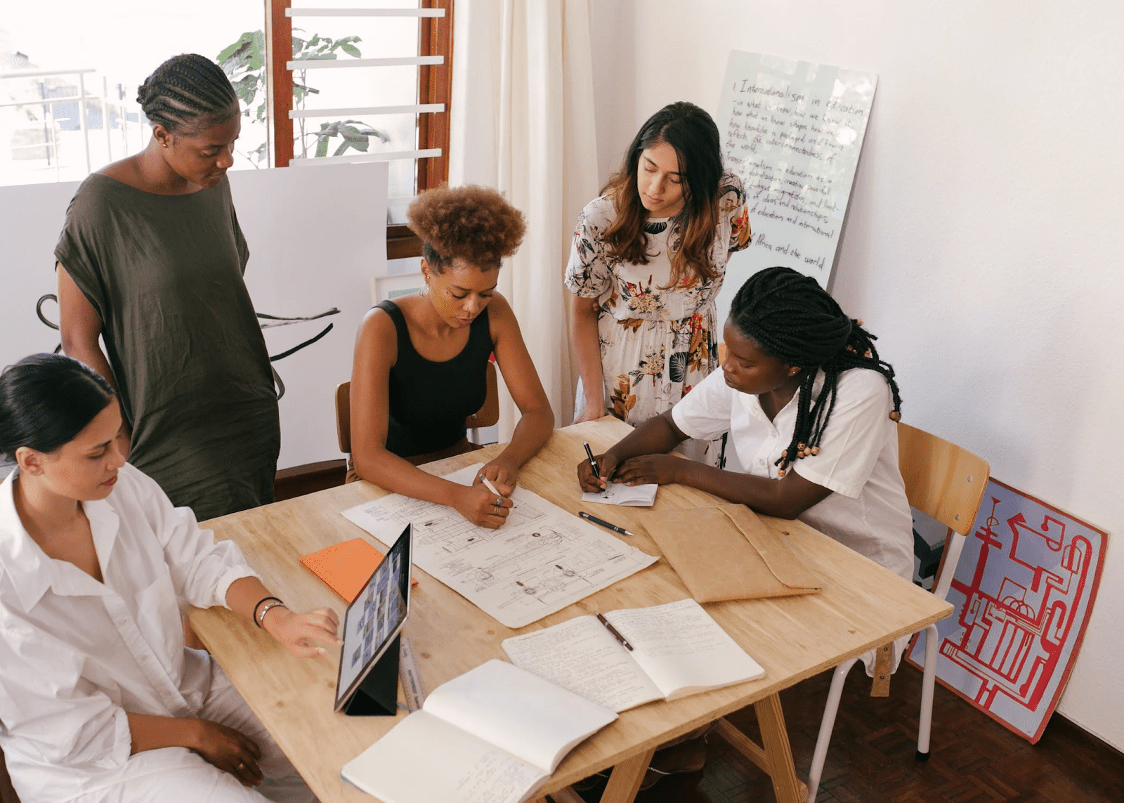 groupe de collègues ayant une réunion