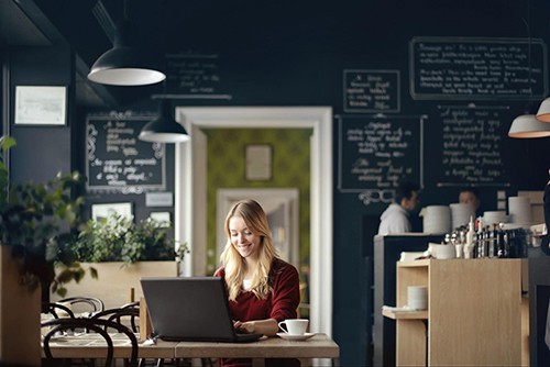 woman using helpful restaurant management software