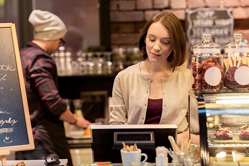 woman using restaurant management software