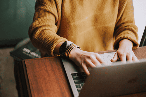 woman working on her laptop doing shift planning