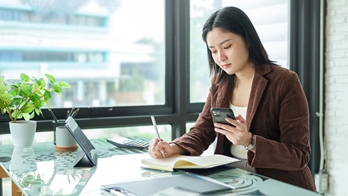 Woman using an online scheduling software
